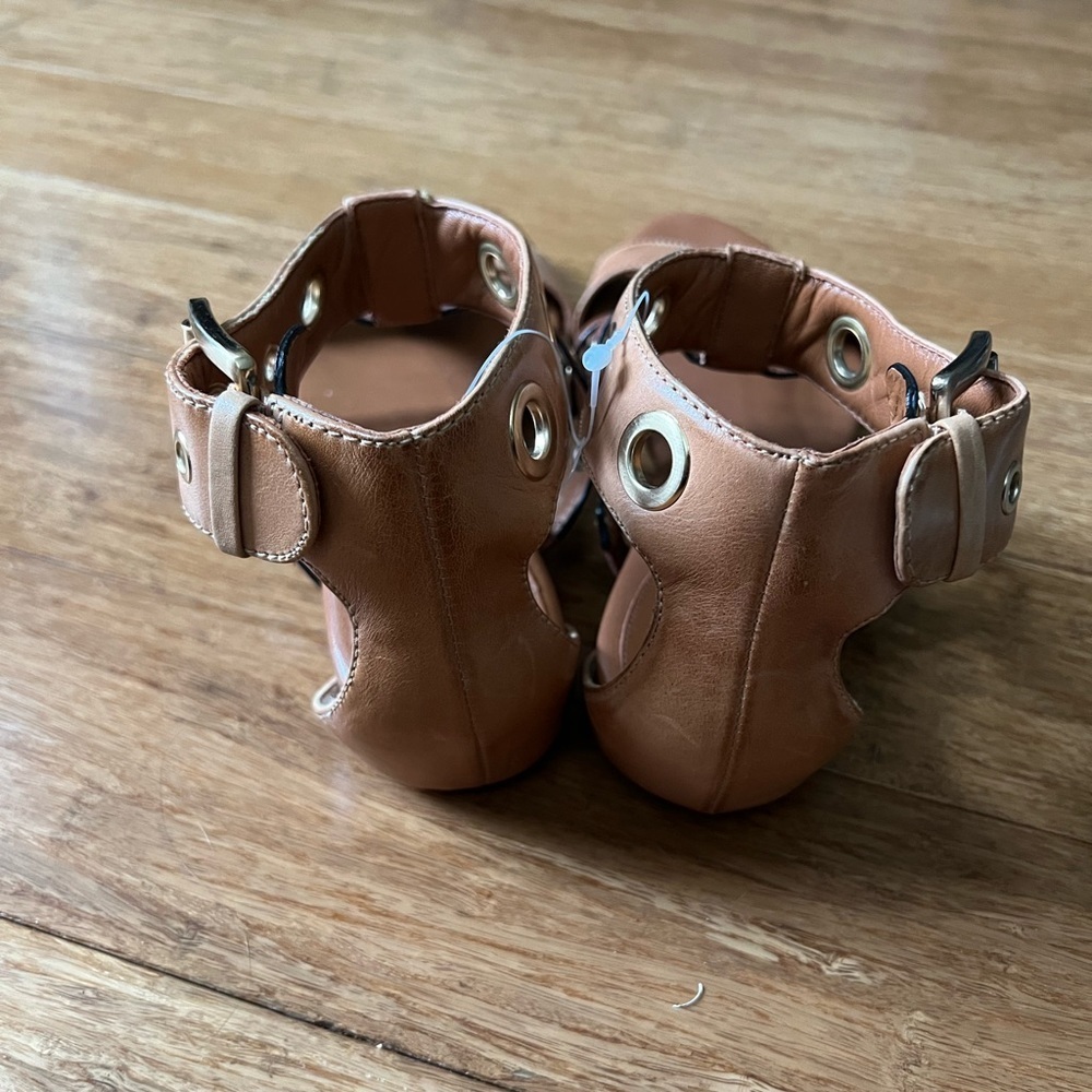 NEW COLE HAAN Strappy Tan Sandals Ankle Buckle sz 8 - Picture 3 of 6